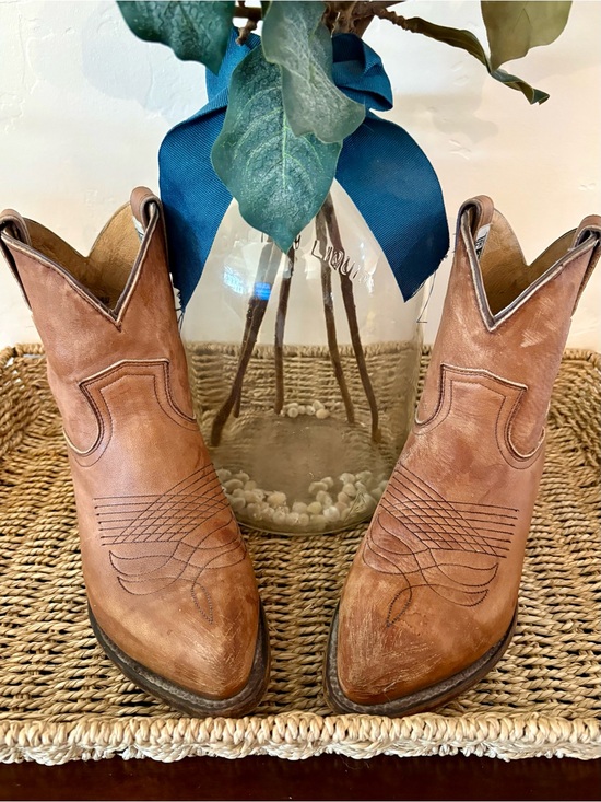 Shoes - Women’s Frye Shortie Cowboy Boots
Ankle Booties Western